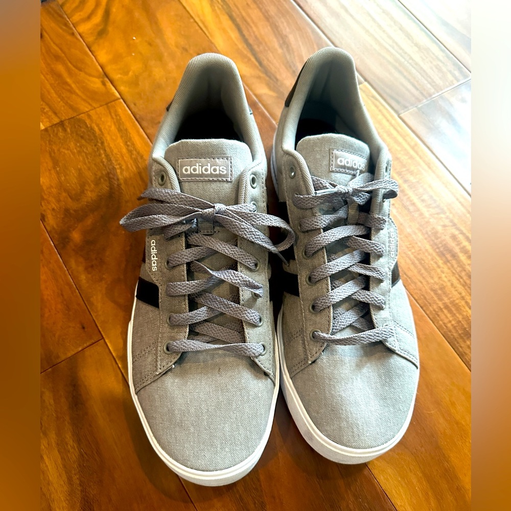 Men’s Adidas sneakers. Like new!